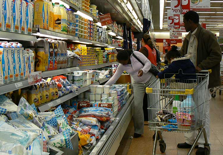 Shoppers in Sdedrot